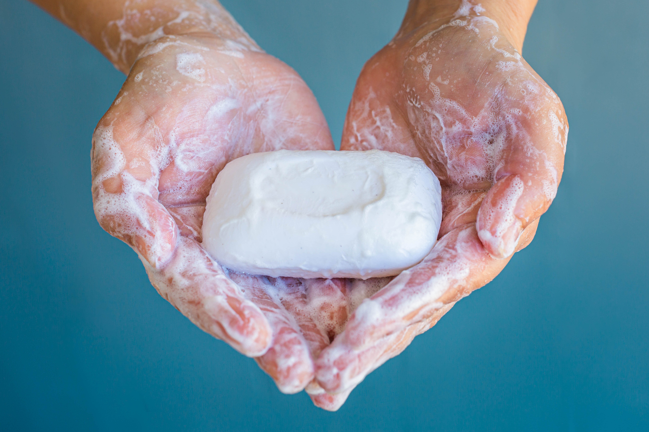 Fig 4: A formação de espuma durante a lavagem está relacionada à ação dos tensoativos, que facilitam a interação entre a água e os resíduos gordurosos. Créditos: globalmoments/ Getty Images