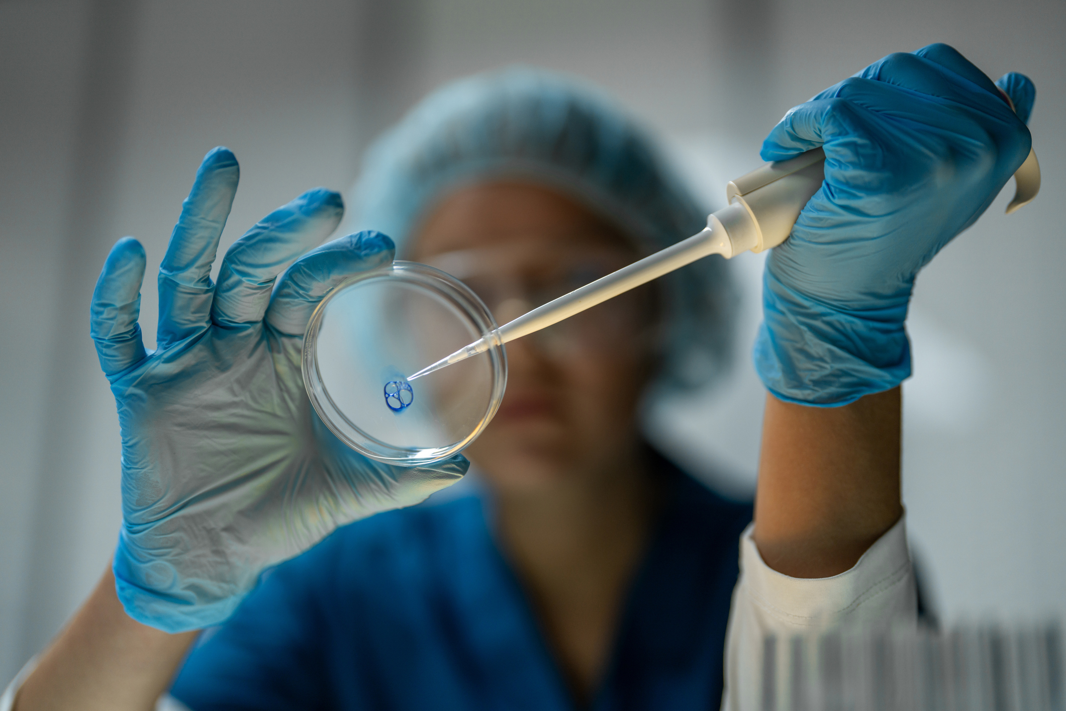Fig. 2: Pesquisadora realiza experimento para investigar os efeitos de substância que pode virar medicamento. Crédito: janiecbros/ Getty Images