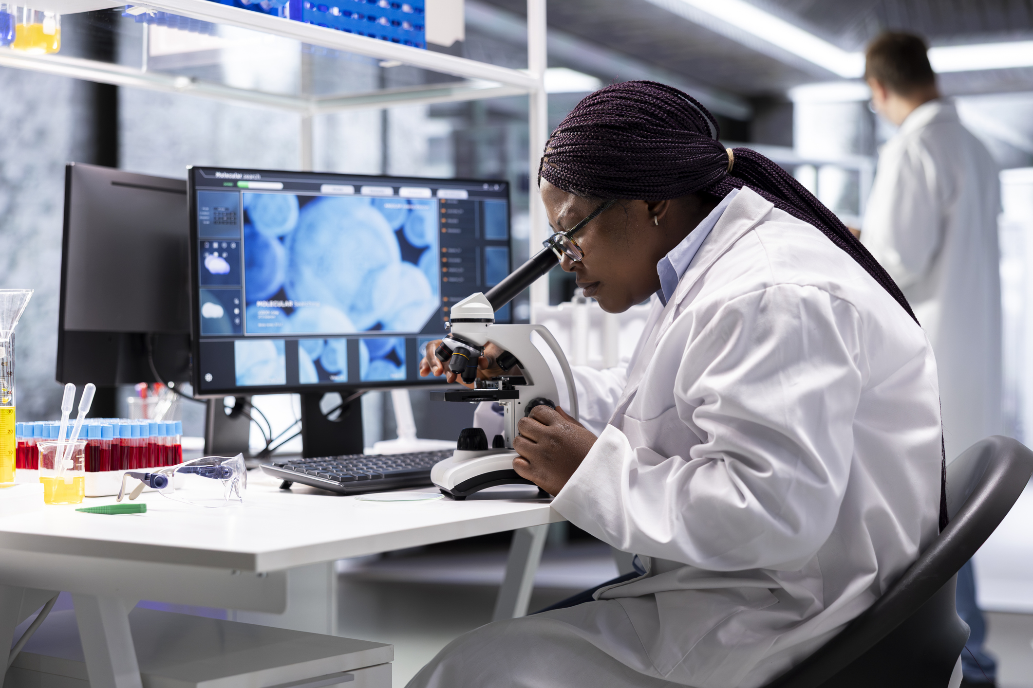 Fig. 1: Pesquisadora utiliza equipamentos de laboratório para analisar substâncias durante o desenvolvimento de medicamentos. Créditos: Dragos Condrea/ Getty Images