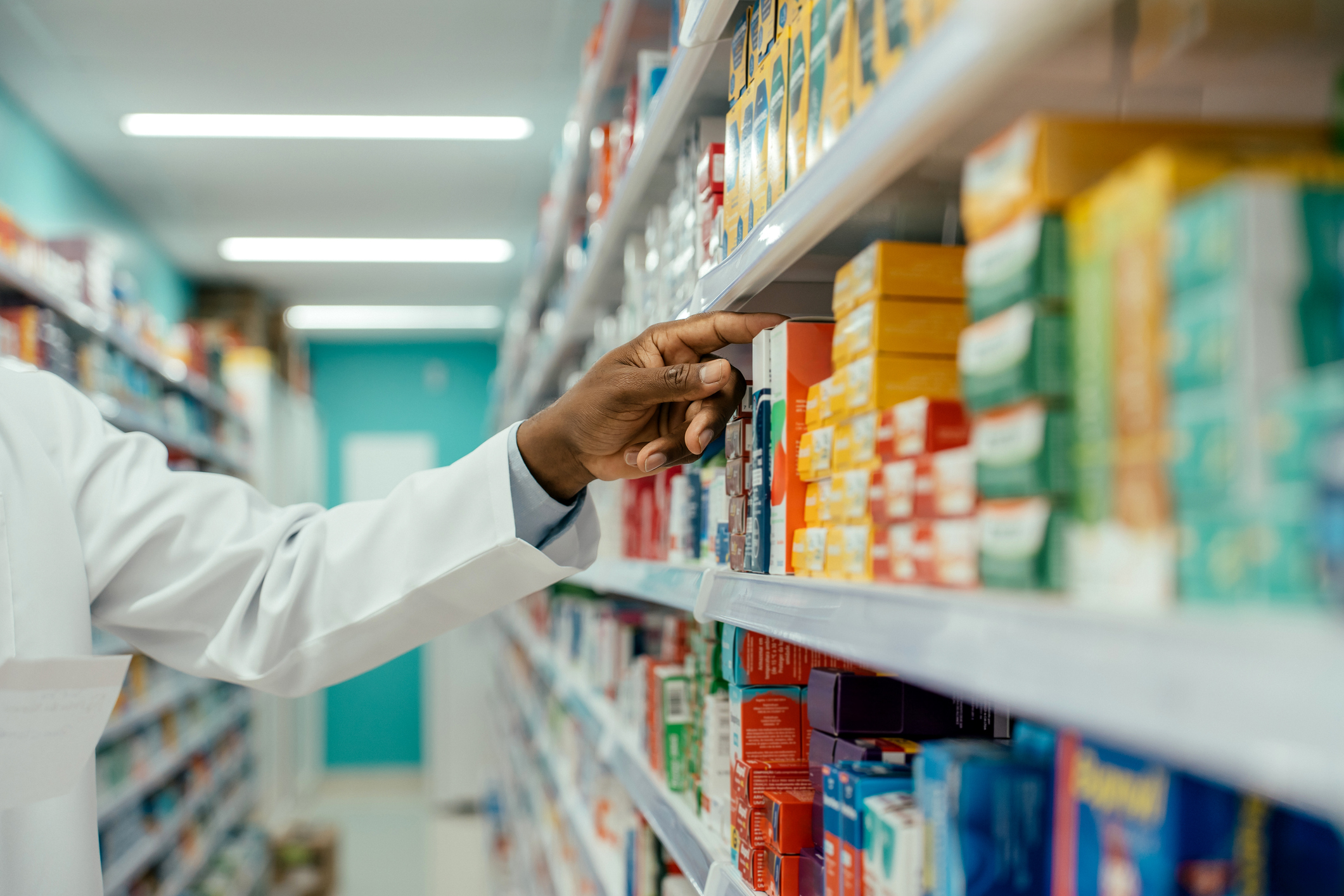 Fig. 3: Remédios de diferentes formatos à venda na prateleira de uma farmácia, representando os medicamentos disponíveis para tratamento de doenças. Crédito: Drs Producoes/ Getty Images